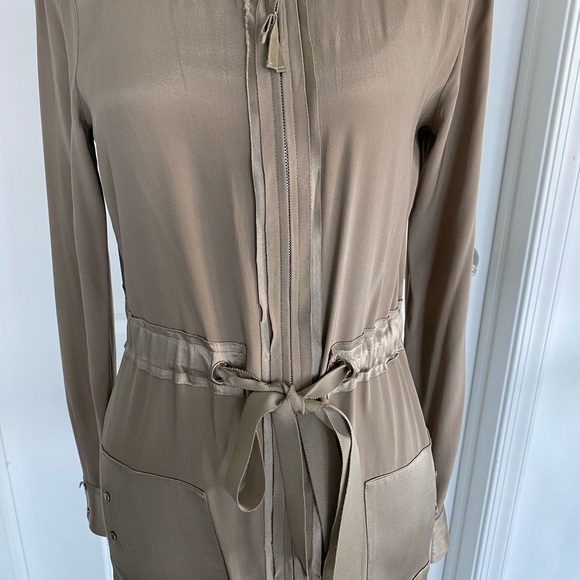 Elie Tahari Size Small silk jacket in perfect condition❤️ - Picture 3 of 8